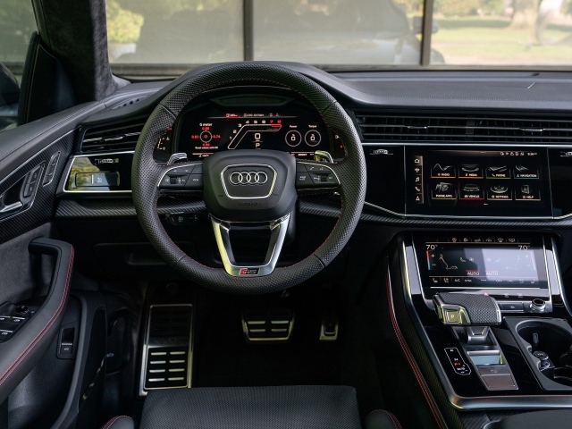 Черный кожаный салон автомобиля  Audi RS Q8, 2021 года