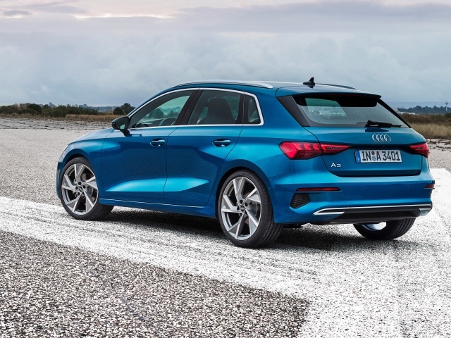 Синий автомобиль Audi A3 Sportback 35 TFSI 2020 года вид сзади