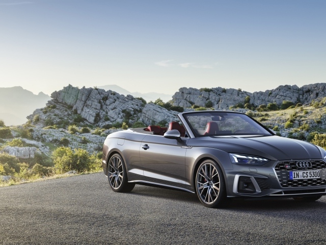 Кабриолет Audi S5,  2020 года в горах 