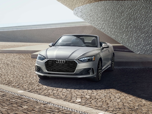 Серый автомобиль Audi A5 Cabriolet 45 TFSI, 2020 года 