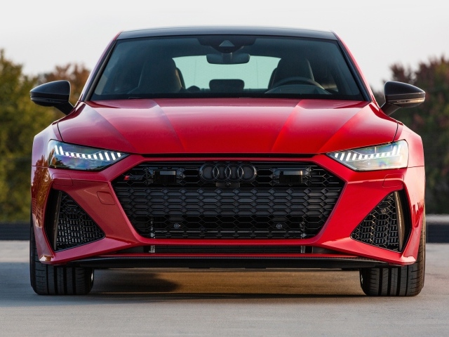Красный автомобиль  Audi RS 7 Sportback, 2021 года вид спереди