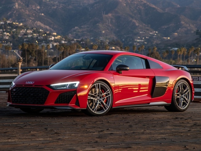 Красный автомобиль  Audi R8 V10 Performance, 2020 года на фоне гор 