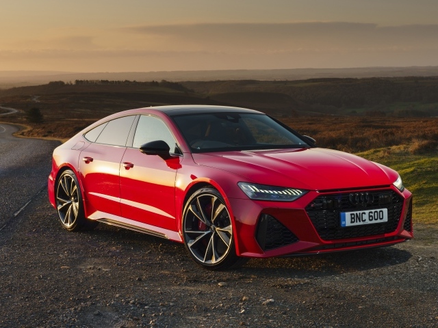Красный автомобиль Audi RS 7 Sportback 2020 на трассе 
