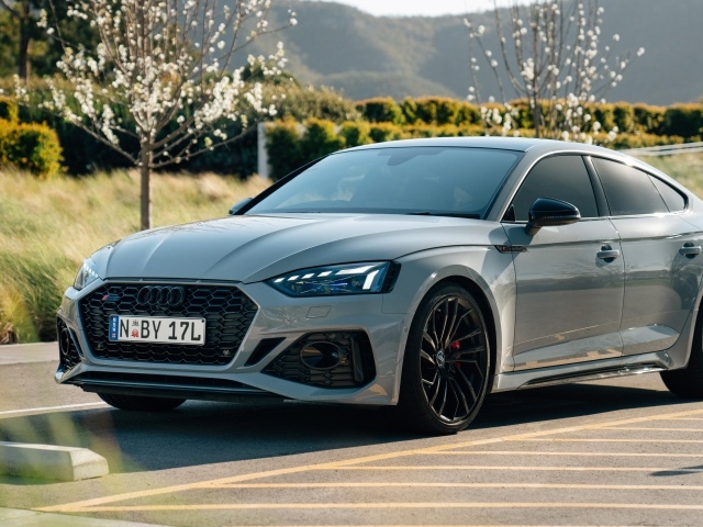 Серебристый автомобиль Audi RS 5 Sportback 2020 года на дороге