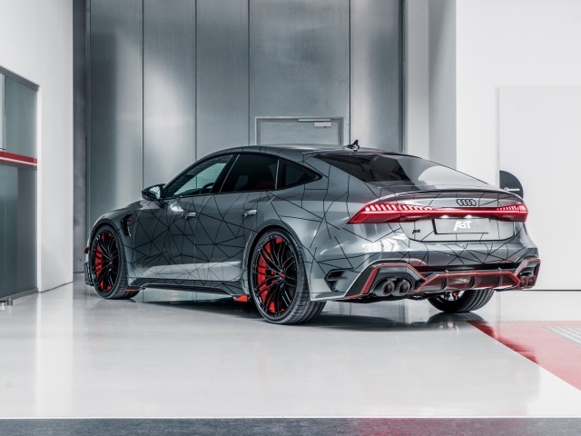 Серебристый автомобиль ABT RS7-R 2020 года вид сзади