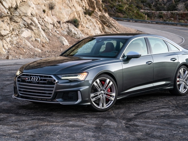 Серебристый седан  Audi S6, 2020 года на повороте 