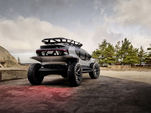 Автомобиль Audi AITRAIL Quattro 2019 года вид сзади