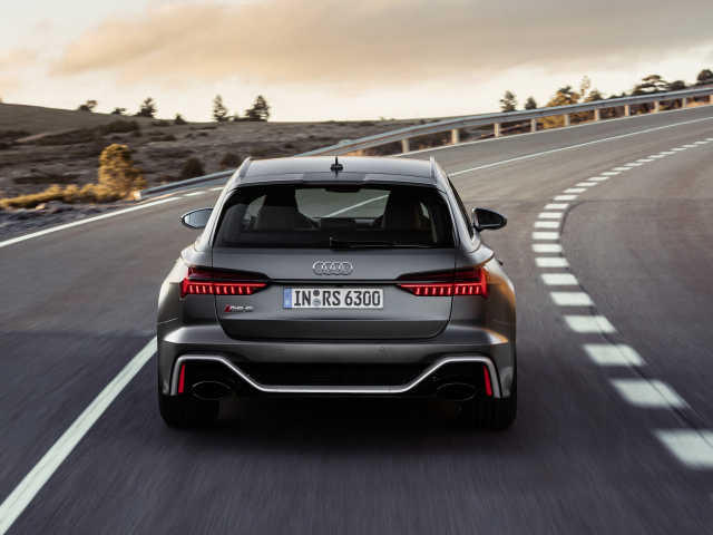 Серебристый автомобиль Audi RS 6 Avant 2019 года на дороге