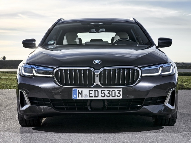 Черный автомобиль BMW 530d XDrive Touring Luxury Line 2020 года вид спереди