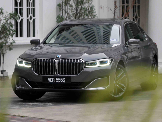 Черный автомобиль BMW 740Le XDrive 2020 года 