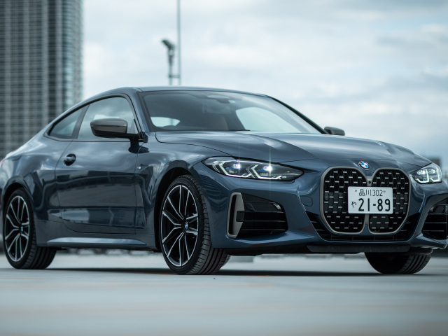 Автомобиль BMW M440i XDrive Coupé 2020 года на фоне города