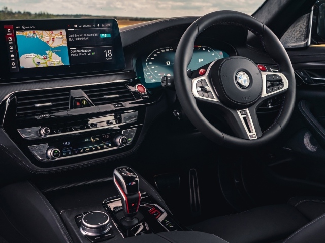 Черный кожаный салон автомобиля BMW M5 Competition 2020 года