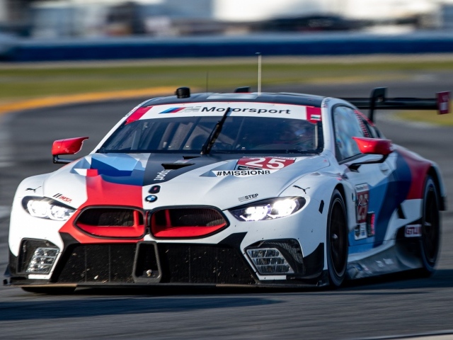 Гоночный автомобиль BMW M8 GTE 2020 года на трассе