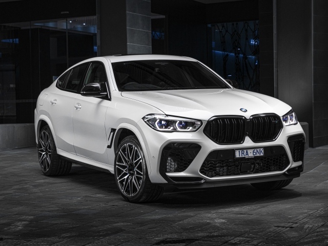 Белый автомобиль BMW X6 M Competition 2020 года 