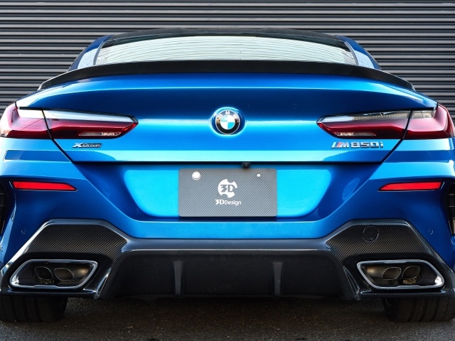 Синий автомобиль BMW M850i XDrive Coupe 2020 года вид сзади