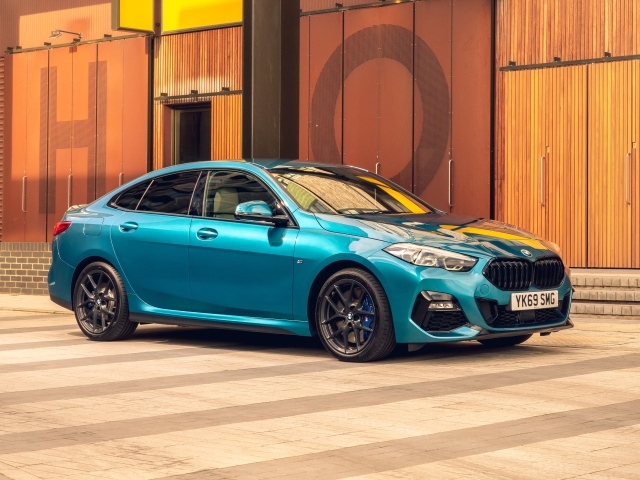 Синий автомобиль BMW 218i Gran Coupe M Sport 2020 года у здания 