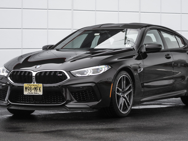 Черный автомобиль BMW M8, 2020 года