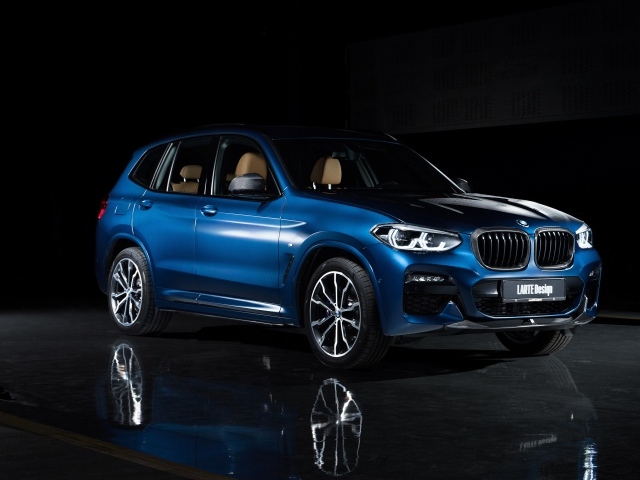 Синий автомобиль Larte Design BMW X3 XDrive30d 2020 года на черном фоне