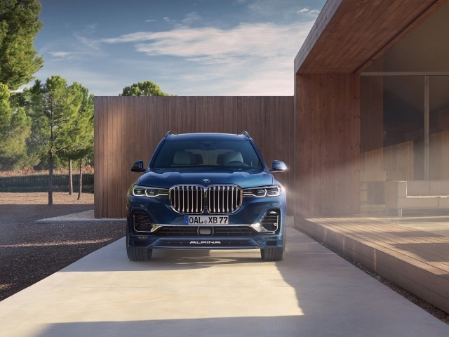 Автомобиль BMW Alpina XB7, 2021 года у дома