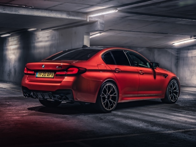Красный автомобиль BMW M5 Competition 2020 года в тоннеле 