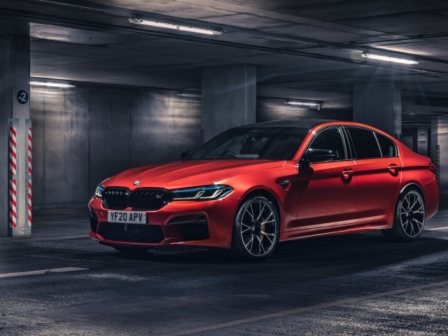 Красный автомобиль BMW M5 Competition 2020 на подземной парковке