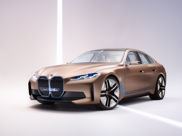 Автомобиль BMW Concept I4 2020 года на сером фоне