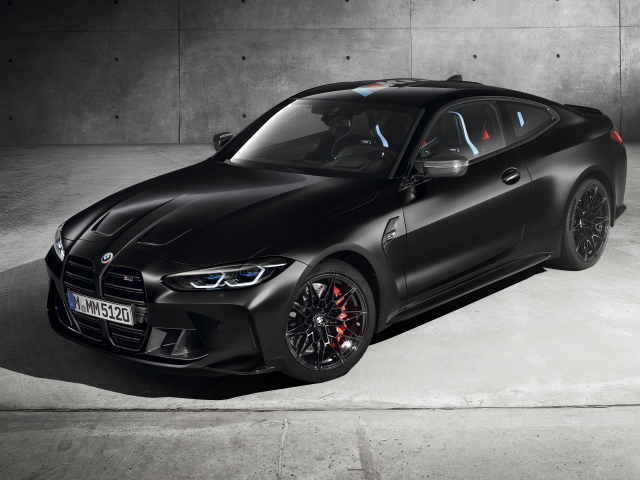 Черный автомобиль BMW M4 Competition X Kith 2020 года на фоне серой стены