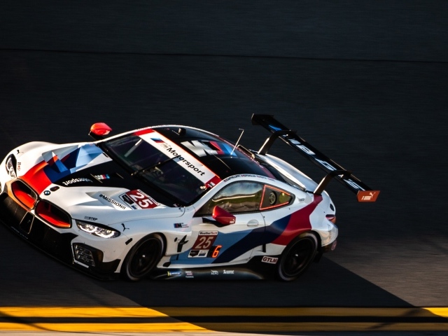 Быстрый автомобиль BMW M8 GTE 2020 года на трассе