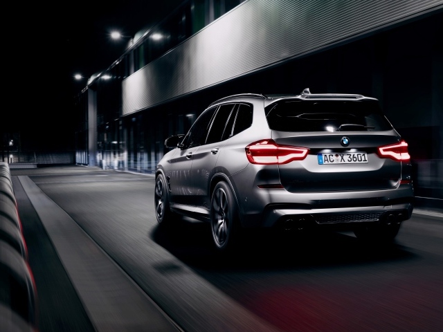Автомобиль BMW X3 M 2020 года вид сзади