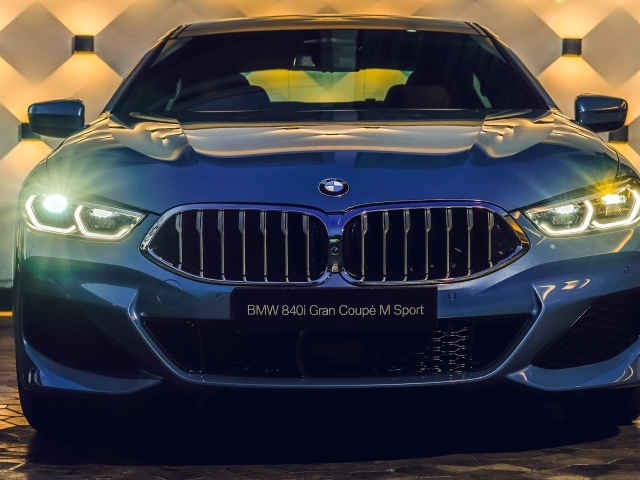 Синий автомобиль BMW 840i M Sport  2020  года крупным планом