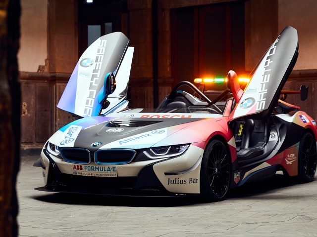 Гоночный автомобиль BMW I8 Roadster с открытыми дверями