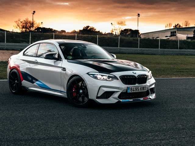 Гоночный автомобиль BMW M2 на трассе 
