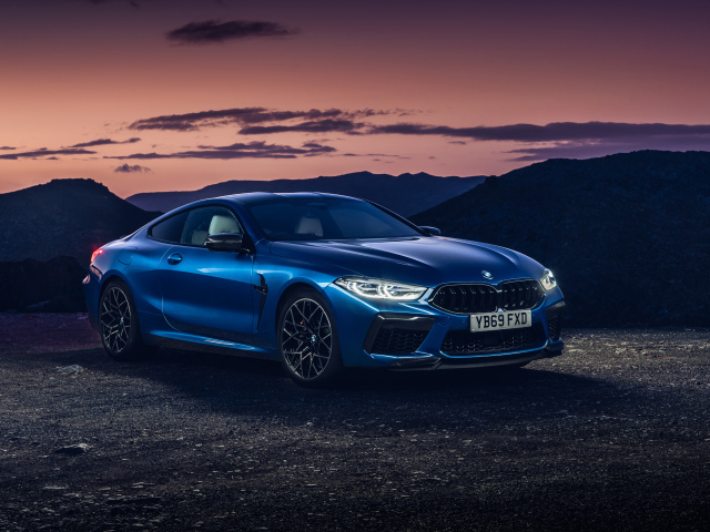 Синий автомобиль BMW M8 Competition Coupe 2019 года на фоне гор