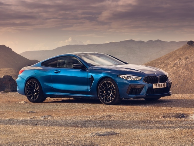 Синий автомобиль BMW M8  2019 года в горах