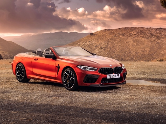 Красный кабриолет BMW M8, 2019 года у гор