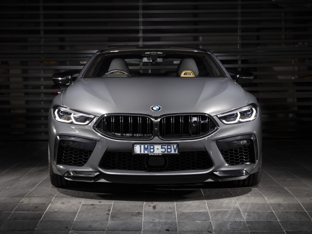 Серебристый автомобиль BMW M8,  2020 года