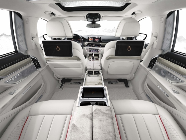Просторный салон автомобиля BMW 7,  2019 года