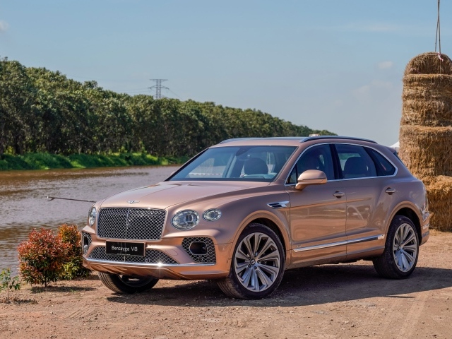 Автомобиль Bentley Bentayga V8 2020 года у реки