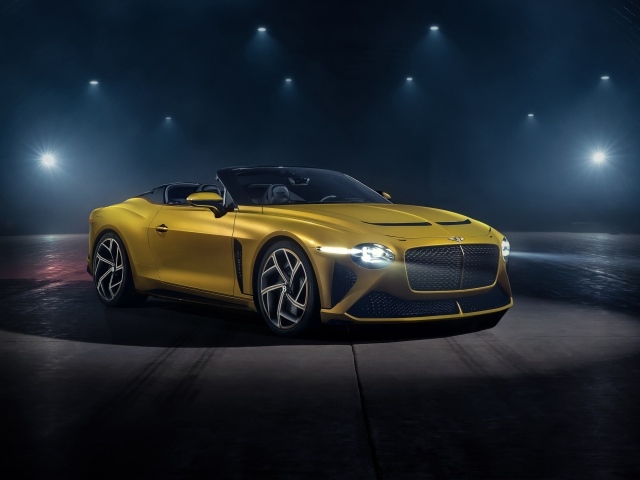 Желтый автомобиль Bentley Mulliner Bacalar 2020 года в свете софитов