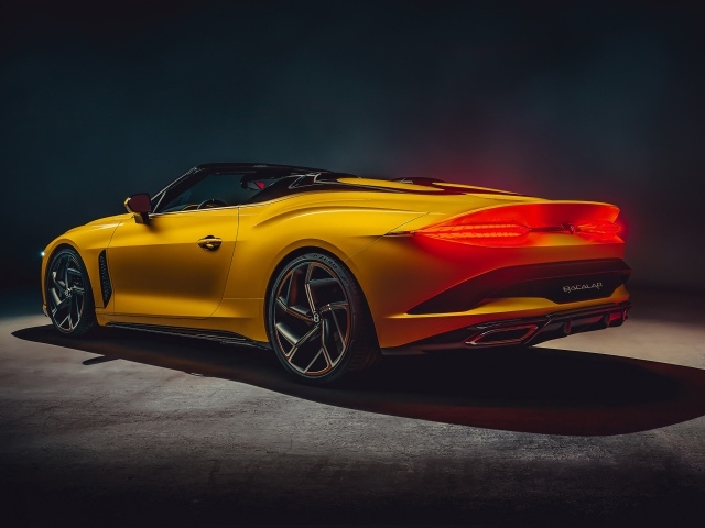 Желтый кабриолет Bentley Mulliner Bacalar 2020 года вид сзади