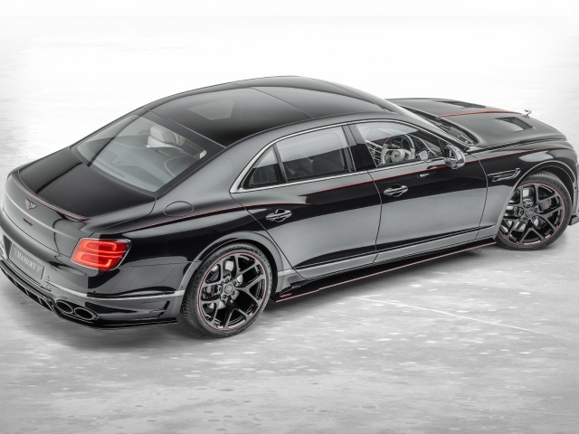 Черный автомобиль Mansory Bentley Flying Spur 2020 года на сером фоне