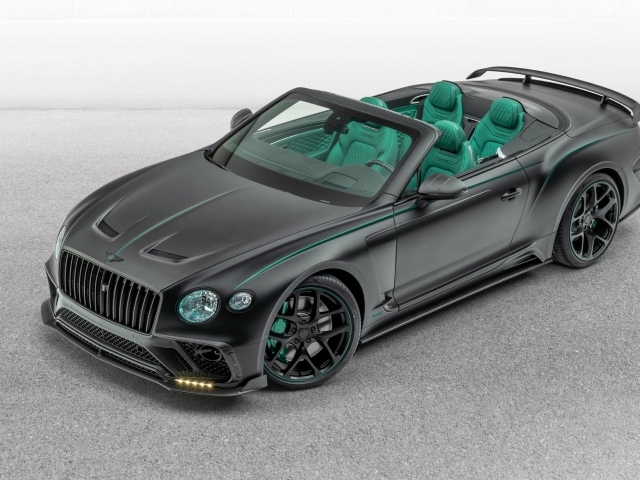 Черный автомобиль Mansory Bentley Continental GT V8 Convertible 2020 года на сером фоне