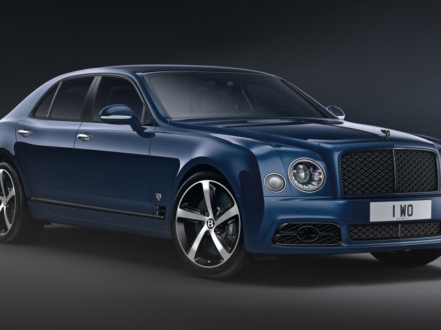 Синий дорогой автомобиль Bentley Mulsanne,  2020 года на сером фоне