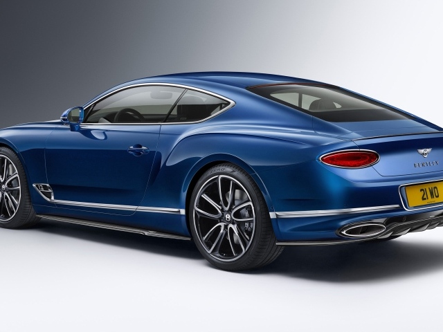 Дорогой автомобиль Bentley Continental GT Styling 2020 года на сером фоне