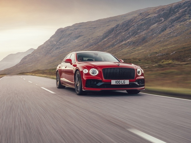Красный автомобиль Bentley Flying Spur V8 2020 года на дороге  