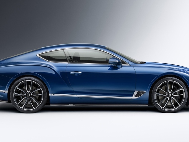 Синий автомобиль Bentley Continental GT Styling 2020 года на сером фоне