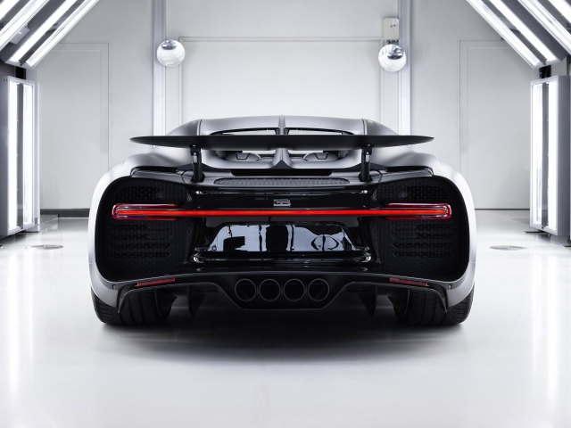 Автомобиль Bugatti Chiron Noire 2020 года вид сзади