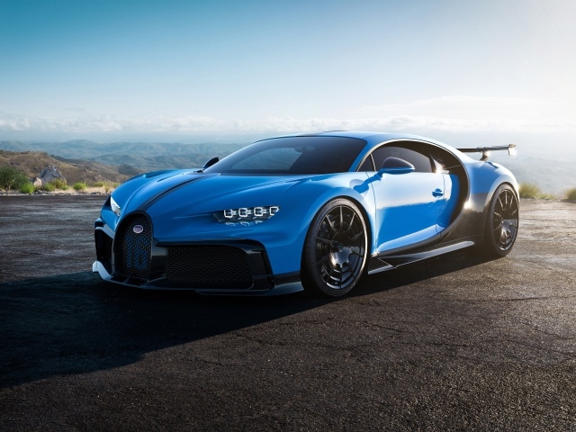 Синий автомобиль Bugatti Chiron Pur Sport 2020 года 