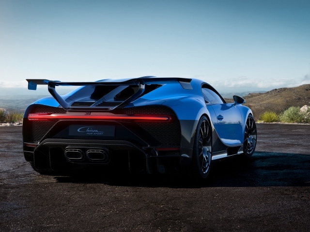 Автомобиль Bugatti Chiron Pur Sport 2020 года вид сзади 
