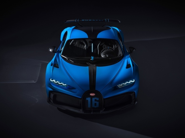 Спортивный автомобиль Bugatti Chiron Pur Sport 2020 года на сером фоне